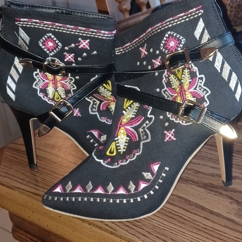 Unique Embroidered stiletto booties. Never worn,  38, sz 7, unbranded, well made - Picture 2 of 6